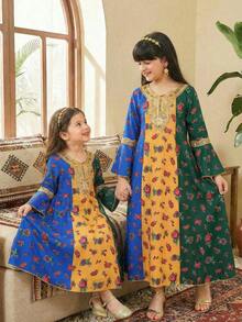 Vestido largo tradicional de niña del Medio Oriente, con base verde, amarilla y azul con estampado floral rojo, dulce y elegante, con detalles de adorno floral dorado, cuello con flor y mangas de campana, adecuado para festivales tradicionales, ocasiones especiales y fotografía - Multicolor - Ver 9