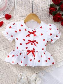 女童白色短袖衬衫，饰有红色爱心印花和可爱蝴蝶结设计，时尚有型。 - 白色 - 查看 1