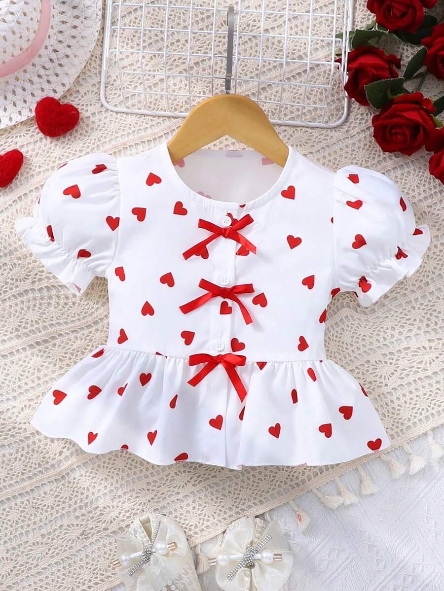 女童白色短袖衬衫，饰有红色爱心印花和可爱蝴蝶结设计，时尚有型。 - 白色 - 查看 1