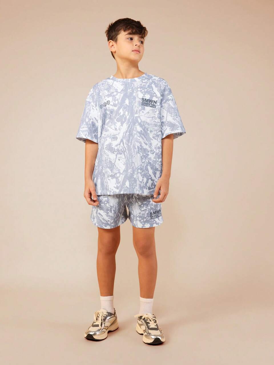 Conjunto de camiseta y pantalón corto de camuflaje con estampado