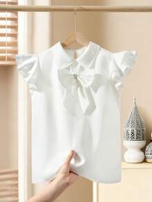 少女夏季单件白色衬衫，柔软舒适，翻领设计，配有可拆卸蝴蝶结装饰、小泡泡袖和荷叶边下摆。适合休闲和办公场合穿着，兼具学院风。这款中东风格衬衫是返校和旅行的理想之选。休闲衬衫。休闲白色上衣，蝴蝶结衬衫，小白衬衫，荷叶边袖衬衫，带蝴蝶结的白色上衣。 - 白色 - 查看 5