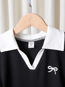 SHEIN Camiseta casual de manga corta con cuello en V y cuello a contraste, con estampado de lazo y color a contraste para niña preadolescente - Blanco y Negro - Ver 4