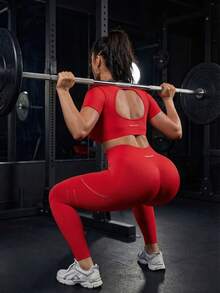 Innovista Women's Backless Short Sleeve Cropped T-Shirt And Leggings Sports Suit Seamless Set 2PCS Red Short Sleeve Crop Top, Removable Pads + High Waist Leggings, Breathable Mesh Knit, Open Back Cutout, Booty Lift Sculpting Stretch | Gym HIIT Yoga Pilates | Conjunto Sin Costuras Rojo Copas Removibles Espalda Abierta |  Conjunto Sem Costura Vermelho Bojo Removível | Gymtok Athleisure