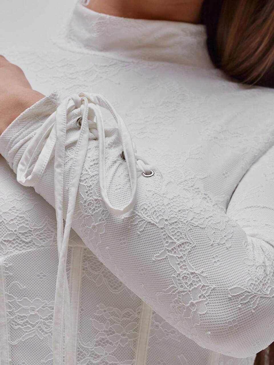 Top de Manga Longa Ajustada com Detalhe de Renda no Pescoço Alto, Elegante para Ocasiões Especiais, Festa, Noite, Dia dos Namorados, Casamento, Noivado, Primavera e Verão