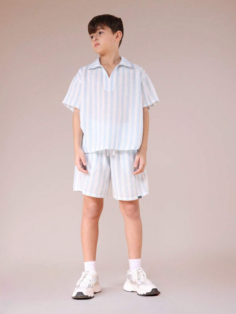 Bộ đồ thể thao SUMWON cho bé trai gồm áo sơ mi ngắn tay kẻ sọc và quần short cùng màu, thích hợp cho mùa hè, kiểu dáng thường ngày. Chất liệu vải nhẹ, có họa tiết, áo cổ bẻ cài nút và quần short cạp chun, lý tưởng cho kỳ nghỉ. - Xanh và trắng - Xem 1