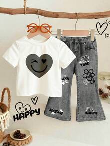 SHEIN 两件套女婴休闲爱心人脸图案圆领短袖T恤和喇叭裤套装，适合春夏日常穿着、街头风、居家、度假。