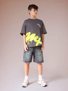 SUMWON 男童涂鸦印花短袖圆领T恤，亮荧光绿油漆滴落设计，休闲度假风 - 深灰色 - 查看 3