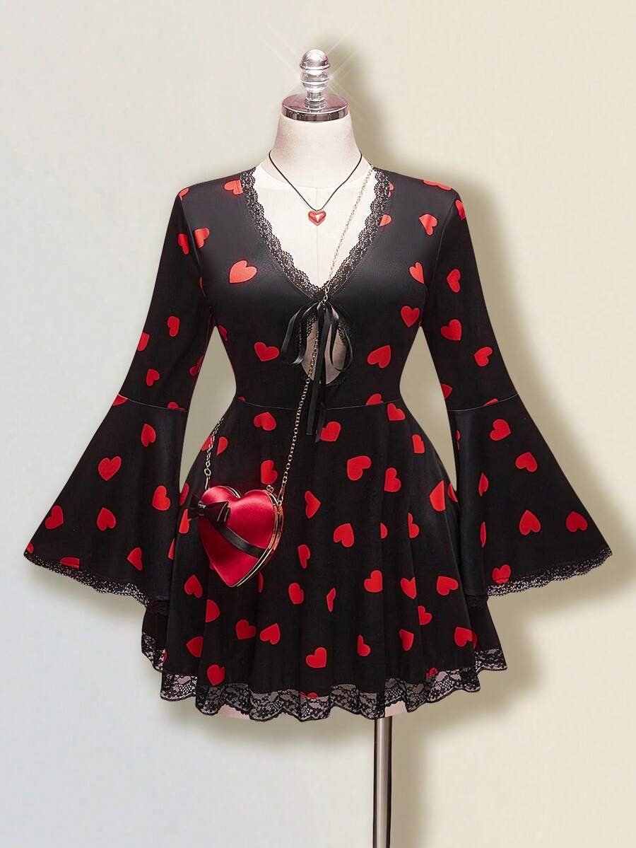 SHEIN ICON Rochie plus size cu decolteu în V, dantelă, mâneci evazate, imprimeu cu inimioare, rochie mini sexy cu decolteu în V, decupată, cu fundă și nod, Y2K, ținută de Ziua Îndrăgostiților, rochie de seară pentru o întâlnire - Negru - Vizualizare 1