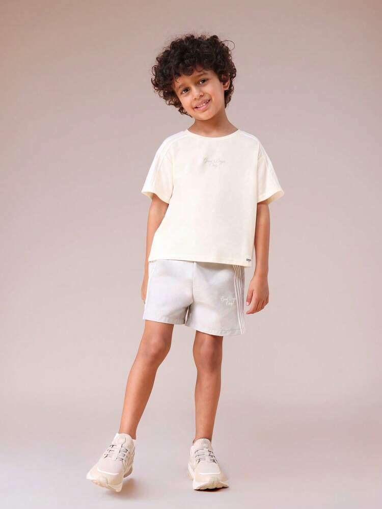 가슴 부분에 프린트가 있는 티셔츠와 반바지 세트