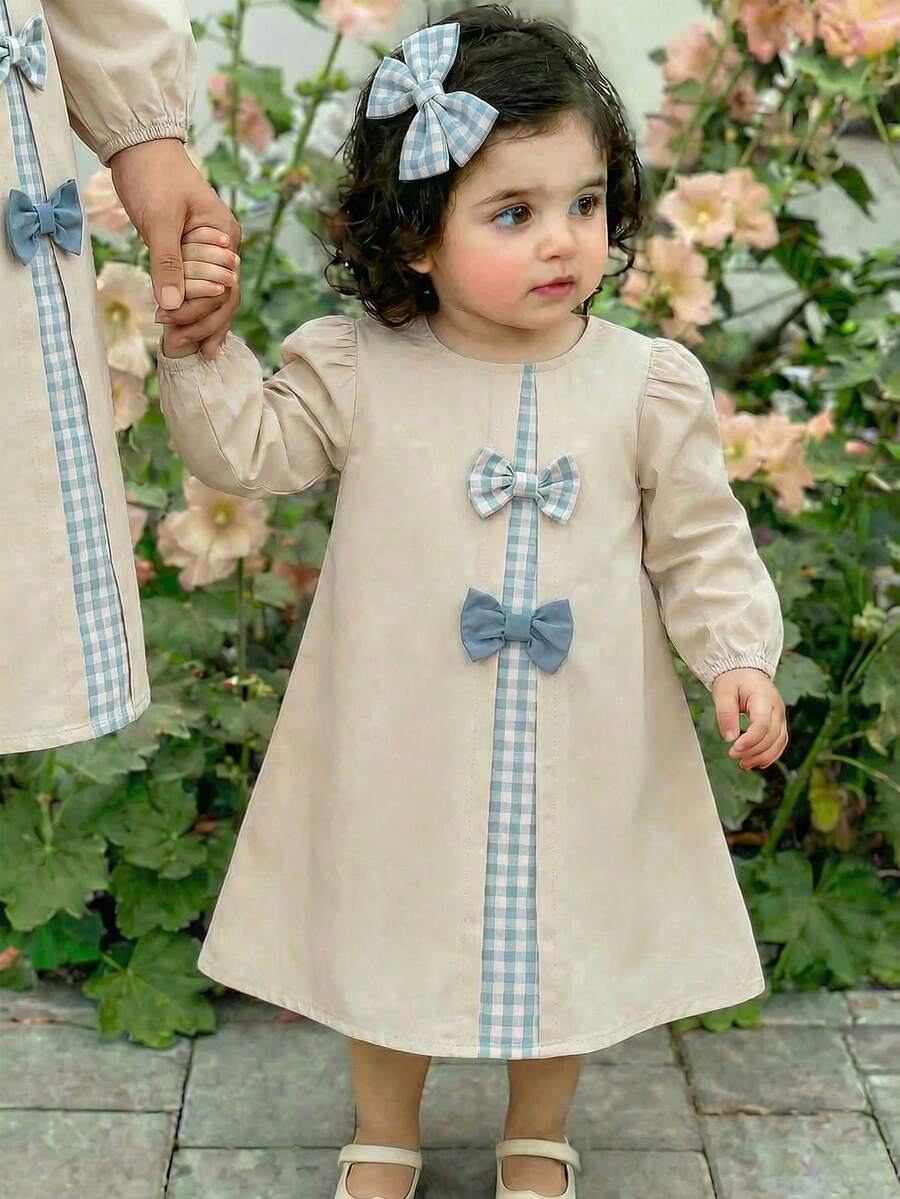 SHEIN Baby Girl Elegant Cute Bow Patchwork Plaid Short Sleeve Dress Elegant And Adorable Short-Sleeved Dresses For Baby Girls, Featuring 3D Bow Detailing And Plaid Trim; Cute And Casual Khaki Dresses; Blue And White Plaid Dresses With 3D Bow Detailing; Puff Sleeve Dresses; Suitable For Both Indoor And Outdoor Wear. - Multicolor - View 1