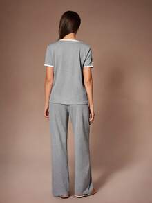 Lazeform مجموعة ملابس نسائية كاجوال من البلوزة ذات الرقبة الطاقم والأكمام القصيرة والبنطلون الطويل، مناسبة للنوم أو الارتداء الخارجي - رمادي غامق - مشاهدة 3