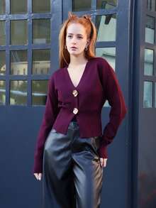 SILVIA DI SANTO 女士时尚休闲简约不对称纽扣针织开衫，精致设计毛衣上衣 - 酒紅色 - 查看 6