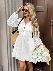 Pariaura 女士度假白色花卉镂空刺绣前系带灯笼袖连衣裙 - 白色 - 查看 1