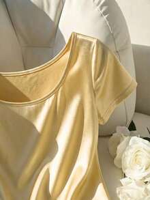 Franclia 时尚简约纯色缎面圆领短袖T恤，别致优雅，尽显高贵气质。适合春夏新款、毕业季穿着，也可作为时尚休闲通勤装、商务办公装、百搭时尚日常休闲装以及都市教师职业装。 - 黃色 - 查看 6