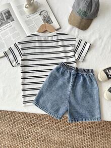 Playful Pals Bộ 2 món cho bé trai, gồm áo thun ngắn tay in chữ kẻ sọc và quần short denim rách, thích hợp cho các hoạt động ngoài trời mùa xuân/hè, thể thao, đi học và mặc hàng ngày. - Đen và trắng - Xem 2