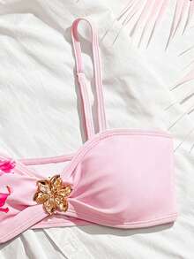 SHEIN 少女碎花印花可调节肩带泳衣套装，含罩衫和裙子，适合海滩、海边、度假、游泳。少女夏季三件套泳衣，含纱笼裙，碎花比基尼套装，粉色泳衣三件套，粉色泳衣，沙滩装泳衣，粉色三件套泳衣套装，粉色泳装，少女泳衣，碎花女孩沙滩套装，碎花比基尼泳衣套装，芙蓉花泳衣，三件套泳衣套装，粉色少女泳衣，少女泳衣三件套沙滩装，海岛女孩套装 - 粉色 - 查看 3