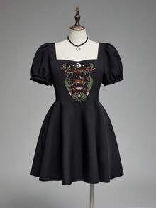 ROMWE Đầm cỡ lớn màu đen tay phồng thêu họa tiết bướm, thỏ, cây gai, ngôi sao và nấm theo phong cách Gothic. - màu đen - Xem 1