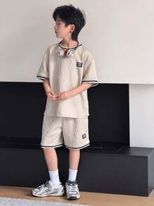 SHEIN Bộ 2 món kiểu Hàn Quốc dành cho bé trai, áo tay ngắn và quần short, chất liệu vải jacquard dệt họa tiết, thích hợp đi làm, đi học, mặc thường ngày, chơi thể thao, mùa xuân/hè. - Màu Khaki - Xem 6