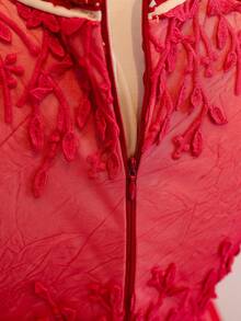 Đầm ngắn tay thanh lịch cho bé gái tuổi teen, phối họa tiết hoa thêu, cổ bèo nhún, chất liệu lưới. - Đỏ - Xem 4