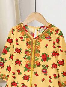 SHEIN 优雅复古独特高贵女童长款卡夫坦连衣裙，奢华蕾丝花卉印花，黄色，喜庆优雅，阿拉伯风格长袖V领宽松休闲连衣裙，适合庆祝活动、节日和外出游玩。 - 彩色 - 查看 5