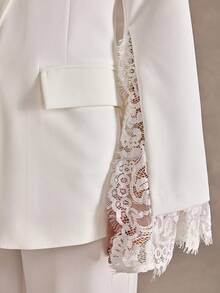 CLARA VERO Bộ vest ống rộng viền ren trắng: Áo blazer ôm dáng và quần cạp cao, hoàn hảo cho những ngày làm việc thanh lịch hoặc các sự kiện sang trọng, được làm từ chất liệu polyester cao cấp với điểm nhấn ren tinh tế và khuy cài hình trái tim. - trắng - Xem 9
