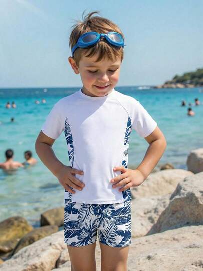 SHEIN Conjunto de 2 piezas de traje de baño deportivo casual para niños pequeños, con estampado de estilo vacacional en la parte superior ajustada y pantalones de natación ajustables, ropa infantil, adecuado para natación al aire libre, juegos en la playa, uso vacacional, apto para las temporadas de primavera, verano, otoño e invierno
