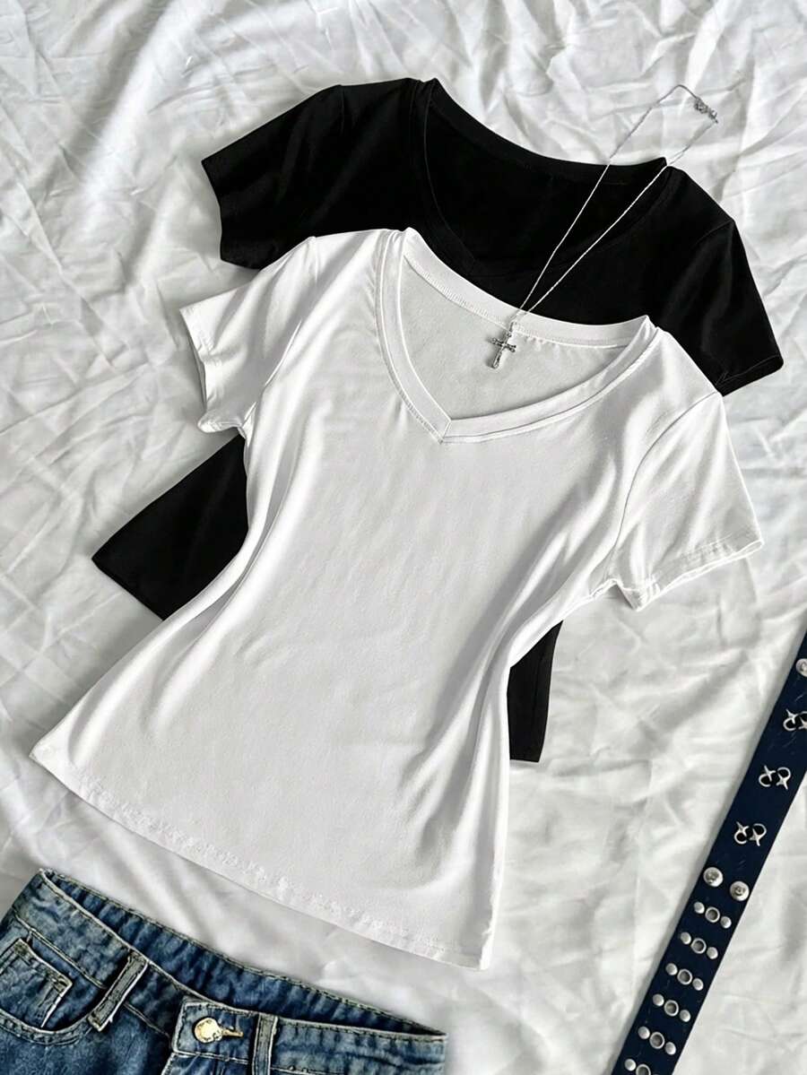 韩版修身V领短袖T恤，黑白百搭色，柔软亲肤，垂坠感舒适，可单穿打造简约造型，也可内搭外套，是夏季衣橱的百搭必备单品。 - 彩色 - 查看 1