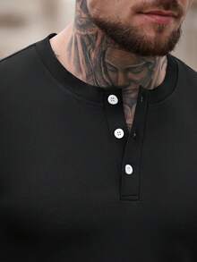 Manfinity Homme 男士黑色短袖T恤，成熟风格，适合春夏男士休闲上衣、男士亨利衫、男士黑色衬衫、男士短袖亨利衫、男士翻领T恤、男士亨利衫，尽显绅士风范，适合日常休闲、周末旅行、户外活动、探险旅行、轻松的工作环境或半正式场合，也是送给男友/丈夫、周年纪念/生日礼物、派对、夏季假期、沙滩装、夏威夷婚礼以及春夏男士健身衬衫的理想之选。 - 黑色 - 查看 7