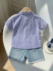 男婴蓝白条纹可爱小熊印花装饰衬衫搭配蓝色牛仔短裤套装，适合外出、休闲穿着和派对场合。 - 藍色 - 查看 2