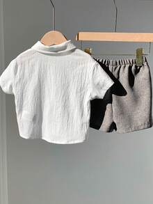 SHEIN 2件套男婴幼儿休闲白色短袖梭织衬衫和灰色短裤套装，春夏男婴服装，套装 - 灰色 - 查看 2
