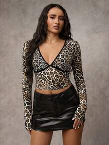 SHEIN BAE Camiseta ajustada y sexy de manga larga con cuello en V profundo y estampado de leopardo para mujer - Blanco - Ver 4