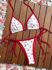 Swim Mod 女士白色底樱桃印花红色滚边三角上衣，饰有樱桃吊坠，搭配红色系带腰带泳裤，甜美清新，充满假日气息，精致细节，少女魅力泳装套装 - 彩色 - 查看 3