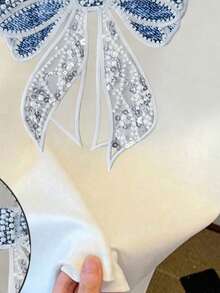 قميص قصير أبيض للمراهقات مع طبعة وردة مزينة بالترتر والراين، تي شيرت متعدد الاستخدامات مناسب للخروجات والربيع والصيف والخريف، شخصي، كاجوال، مناسب للجسم - أبيض - مشاهدة 3