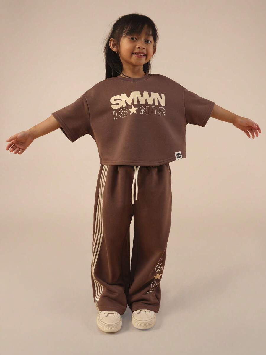 SUMWON 女童棕色宽松T恤和慢跑裤套装，饰有标志性文字印花，休闲童装，适合度假穿着 - 鏽棕色 - 查看 1