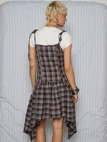 COUREZ 格纹吊带连衣裙，不对称荷叶边下摆 / Y2K 春季女装，可爱田园风约会之夜外出装扮，情人节 - 灰色 - 查看 4