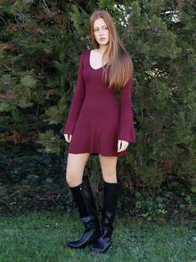 SILVIA DI SANTO 优雅复古风 V 领喇叭袖修身迷你针织 A 字形长袖连衣裙，百搭外出、秋季穿着 - 酒紅色 - 查看 5