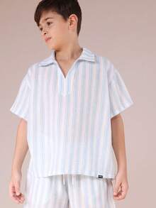 Bộ đồ thể thao SUMWON cho bé trai gồm áo sơ mi ngắn tay kẻ sọc và quần short cùng màu, thích hợp cho mùa hè, kiểu dáng thường ngày. Chất liệu vải nhẹ, có họa tiết, áo cổ bẻ cài nút và quần short cạp chun, lý tưởng cho kỳ nghỉ. - Xanh và trắng - Xem 3