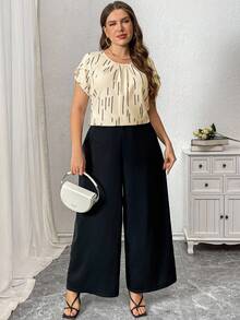 SHEIN Privé Áo kiểu nữ cỡ lớn thanh lịch, cổ tròn, tay cánh hoa, tay ngắn, thích hợp đi làm, họa tiết sọc hình học đen trắng tương phản, kiểu dáng nghệ thuật, tay ngắn rộng rãi. - Màu be - Xem 6