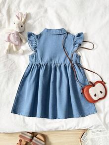 SHEIN Playful Pals 女婴牛仔连衣裙，水洗中蓝色，休闲可爱甜美，度假时尚设计，百搭基础款，简约纽扣前襟，飘逸袖子，腰部褶皱A字裙摆，宽松翻领，无弹力棉质牛仔面料，柔软舒适，适合日常穿着、聚会、派对、上学、通勤，春秋季新品上市。 - 中等水洗藍 - 查看 3