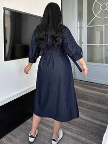 Dazy Plus Đầm midi thường ngày với cổ áo giả denim, eo thắt, tay áo phồng phối màu tương phản. - Xanh đậm - Xem 2