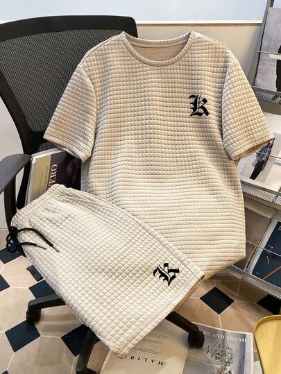 Manfinity Joysei Conjunto de camiseta de punto con textura de letra y cuadros minimalista casual y pantalones cortos para hombres, traje deportivo para hombre, primavera