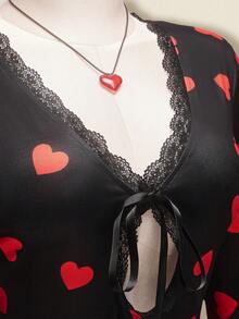 SHEIN ICON Rochie plus size cu decolteu în V, dantelă, mâneci evazate, imprimeu cu inimioare, rochie mini sexy cu decolteu în V, decupată, cu fundă și nod, Y2K, ținută de Ziua Îndrăgostiților, rochie de seară pentru o întâlnire - Negru - Vizualizare 7
