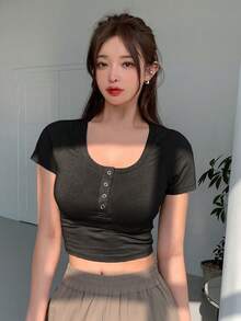DAZY Camiseta crop unicolor con botón delantero - Negro - Ver 5