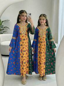 Vestido largo tradicional de niña del Medio Oriente, con base verde, amarilla y azul con estampado floral rojo, dulce y elegante, con detalles de adorno floral dorado, cuello con flor y mangas de campana, adecuado para festivales tradicionales, ocasiones especiales y fotografía - Multicolor - Ver 4