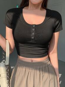 DAZY Camiseta crop unicolor con botón delantero - Negro - Ver 4