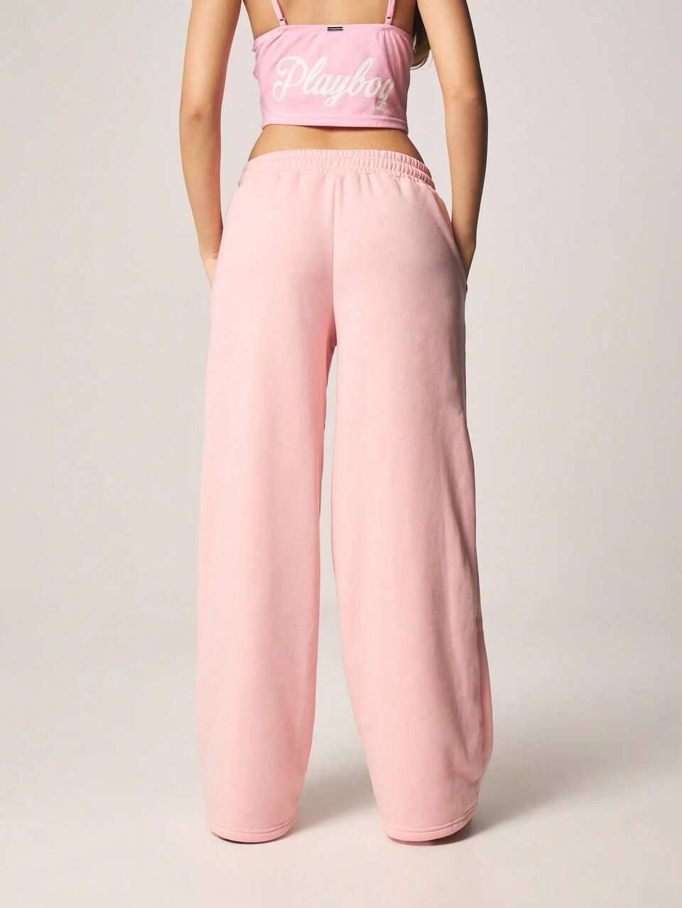 Missguided x Playboy 캐주얼한 일상적인 편안함과 라운지웨어 스타일을 위한 사이드 포켓과 로고 디테일이 있는 와이드 레그 드로스트링 조거