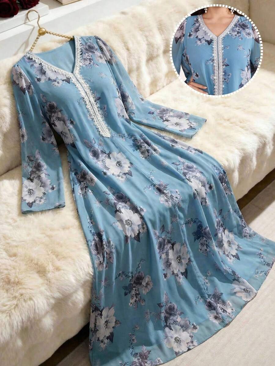 Al Najma Damen Große Größen Maxikleid mit Blume Muster, V-Ausschnitt und Kontrastbesatz an den Ärmeln im arabischen Stil - Blau - Übersicht 1
