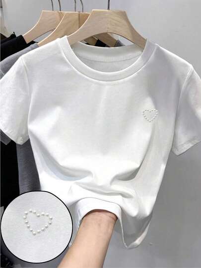 修身短款白色T恤，珍珠爱心图案，适合青少年女孩，春、夏、秋季穿着，日常休闲时尚，适合13-16岁女孩。