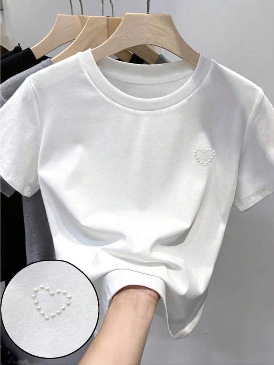 修身短款白色T恤，珍珠爱心图案，适合青少年女孩，春、夏、秋季穿着，日常休闲时尚，适合13-16岁女孩。