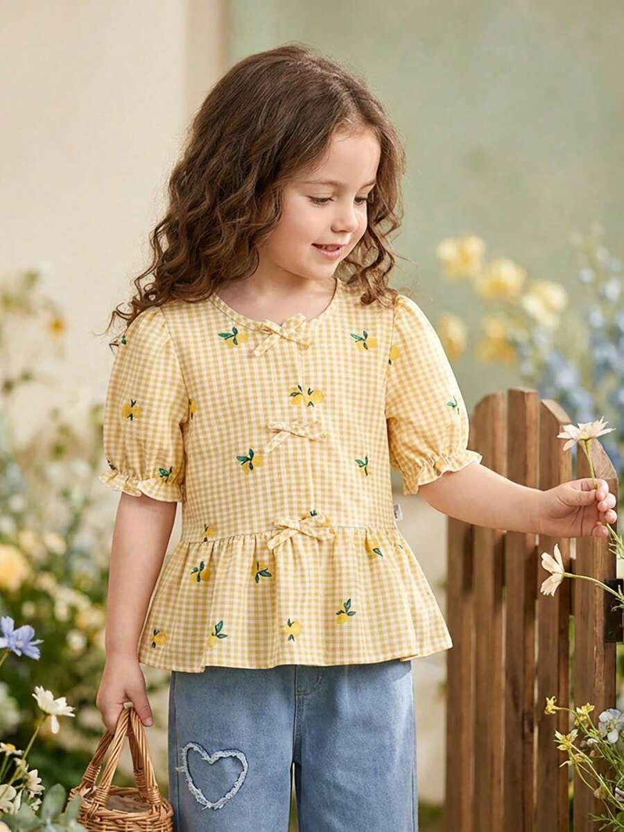 SHEIN Vintaside Kids 年轻女孩夏季休闲乡村度假风柠檬格纹印花荷叶边上衣,泡泡袖,蝴蝶结装饰 - 黃色 - 查看 1